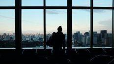 Hombre mirando por la ventana en contraluz. Adquisición PSL