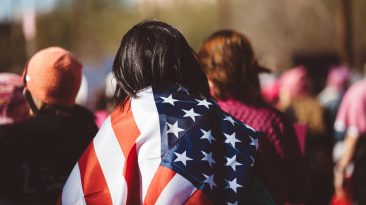 Mujer con bandera de Estados Unidos. Reconocimiento facial