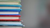 Pila de libros. Educación desde casa.