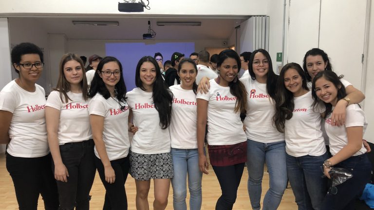 Grupo de mujeres con camisas de Holberton. Academia de desarrollo de software