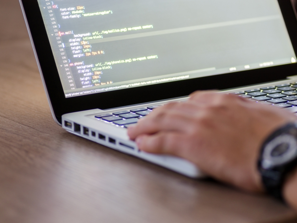 ¿Vale la pena aprender a programar si la inteligencia artificial ya escribe código?