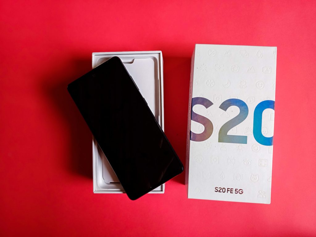 Unboxing Samsung Galaxy S20 FE