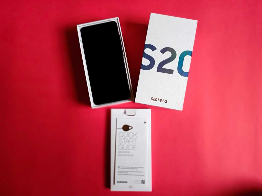 Unboxing Samsung Galaxy S20 FE