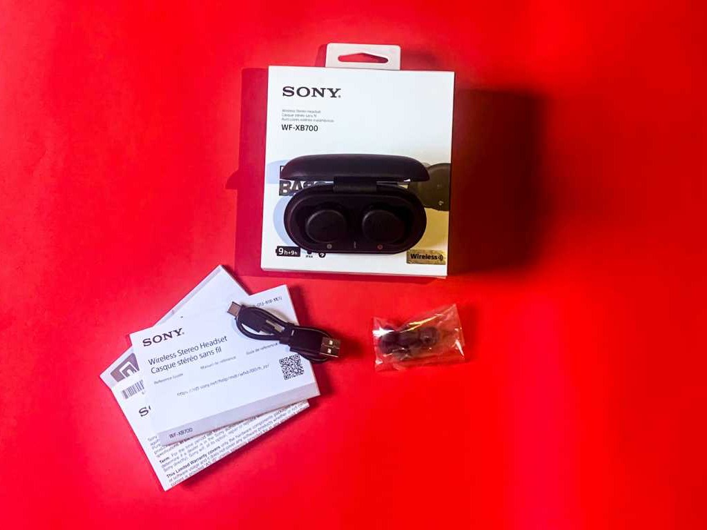 Unboxing Sony WF-XB700