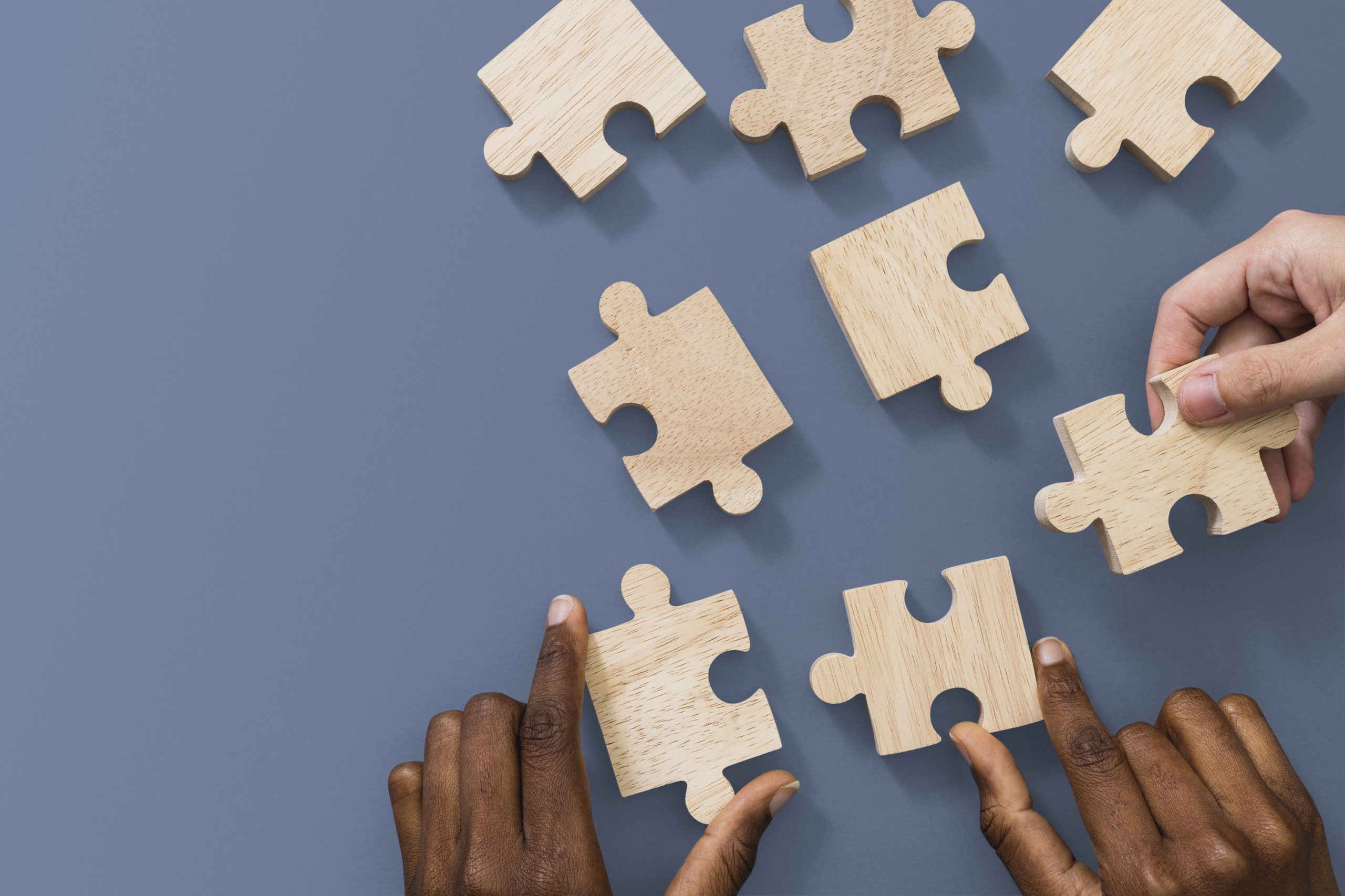 Головоломка для рук. Hand puzzle. Человек держит пазл. Hand puzzle. Руки с пазлами.