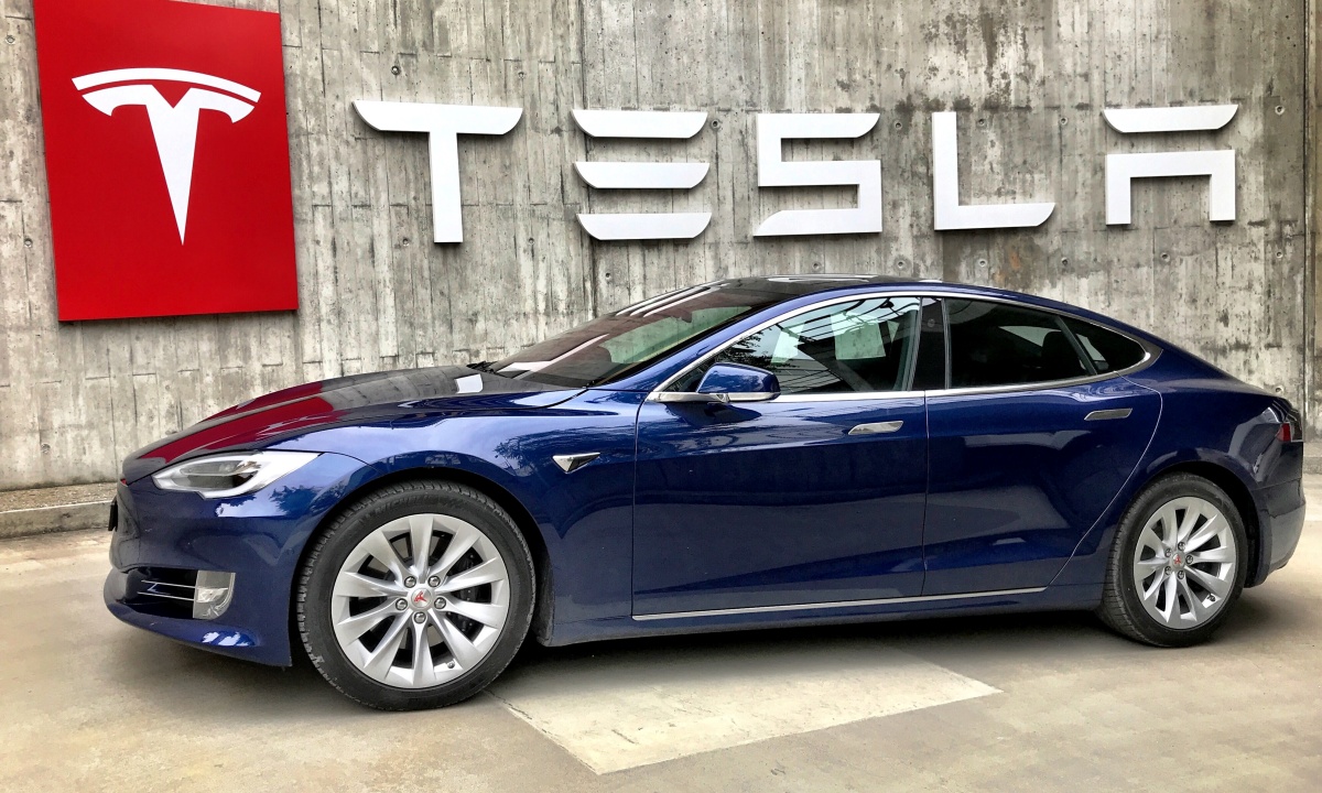 SIC ordena a Tesla ajustar información sobre entregas y garantías en Colombia