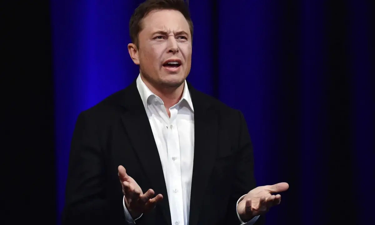 ¿Por qué Elon Musk amenaza con prohibir el uso de dispositivos Apple a sus empleados?