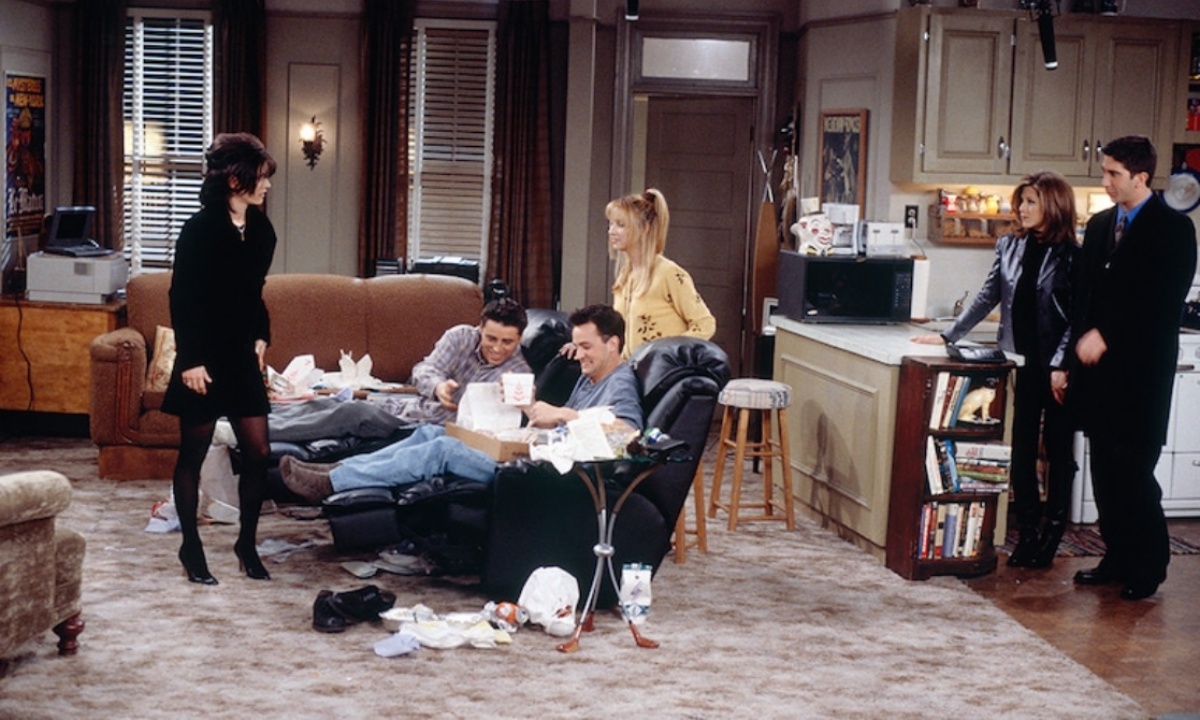 Los fans de Friends están rindiendo homenaje a Matthew Perry frente al icónico apartamento de ‘Friends’