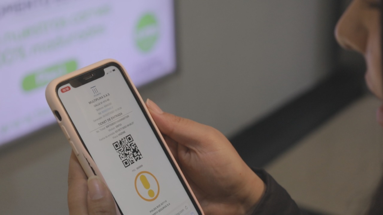 Ahora podrás pagar el parqueadero a través de tu celular con un código en WhatsApp