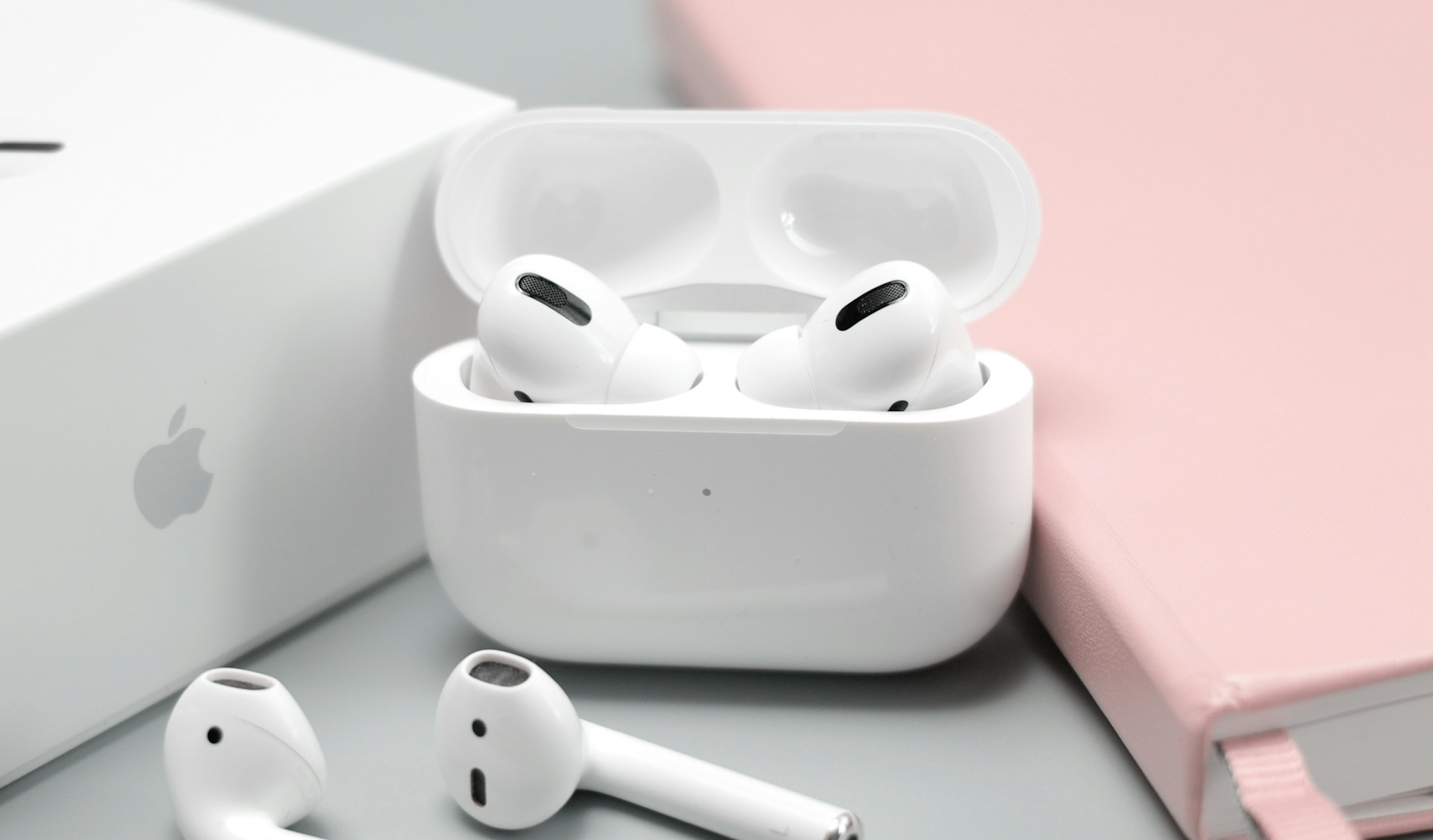 AirPods con cámara, gafas de sol y anillo inteligente: los próximos wearables de Apple