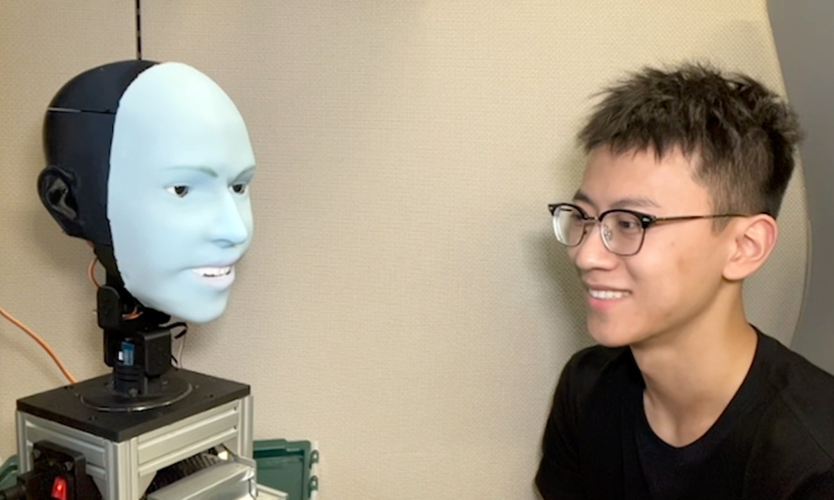 Emo, el robot que imita muecas y sonrisa de personas solo con mirarlas, ¿es éticamente correcto?