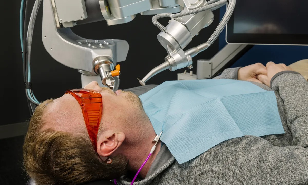 Robot dentista realiza pre-cirugía en tiempo récord: vídeo del impresionante avance