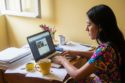 PERSONA EN COMPUTADOR, CURSOS, TRABAJANDO, TRABAJO REMOTO