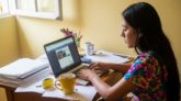 PERSONA EN COMPUTADOR, CURSOS, TRABAJANDO, TRABAJO REMOTO