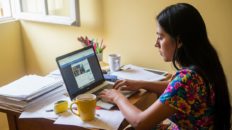 PERSONA EN COMPUTADOR, CURSOS, TRABAJANDO, TRABAJO REMOTO