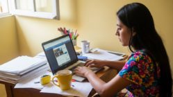 PERSONA EN COMPUTADOR, CURSOS, TRABAJANDO, TRABAJO REMOTO