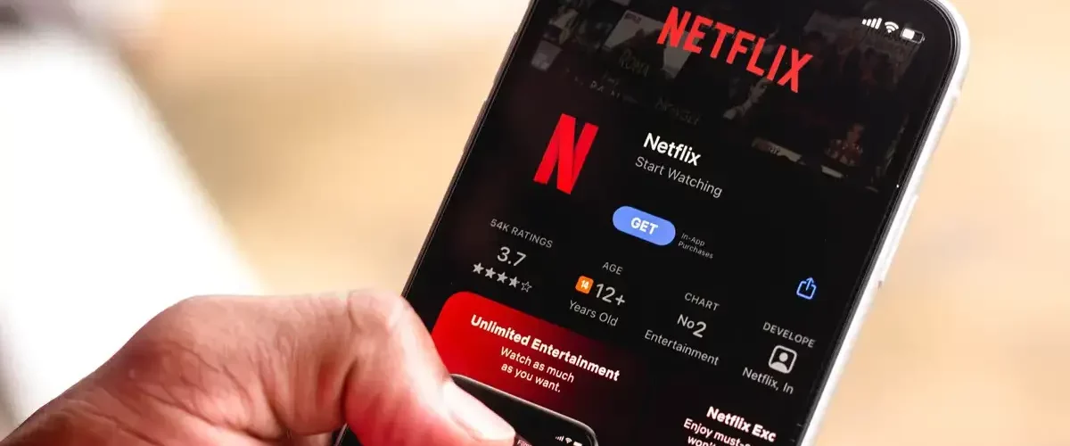 Netflix en formato vertical es una realidad, con la promesa de una nueva interfaz que lo acompañe
