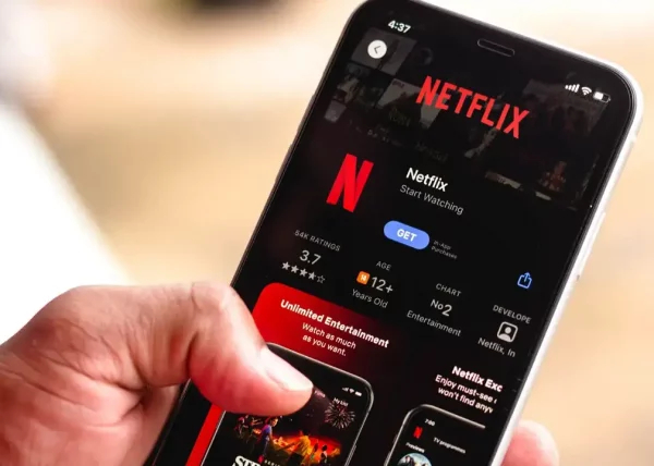 Netflix en formato vertical es una realidad, con la promesa de una nueva interfaz que lo acompañe