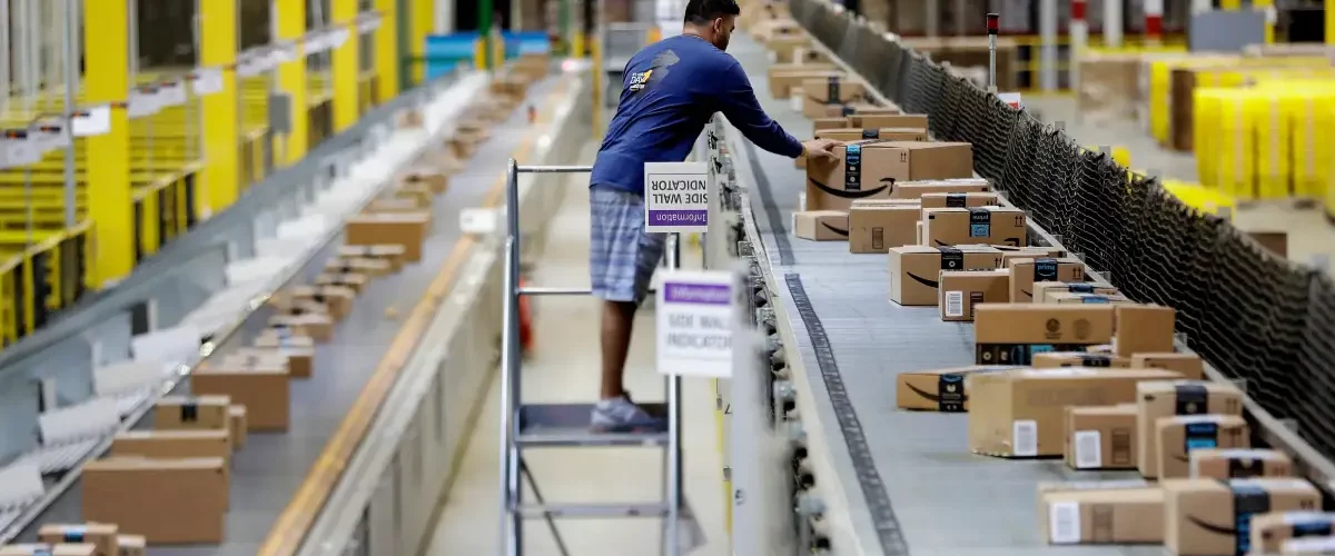 Nuevos despidos en Amazon 2026: la compañía anuncia que eliminará 16.000 puestos.