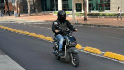 Las motos eléctricas en Colombia están abusando de un vacío legal que, entre otras cosas, les permite andar en la ciclovía.