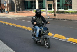 Las motos eléctricas en Colombia están abusando de un vacío legal que, entre otras cosas, les permite andar en la ciclovía.
