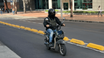 Las motos eléctricas en Colombia están abusando de un vacío legal que, entre otras cosas, les permite andar en la ciclovía.
