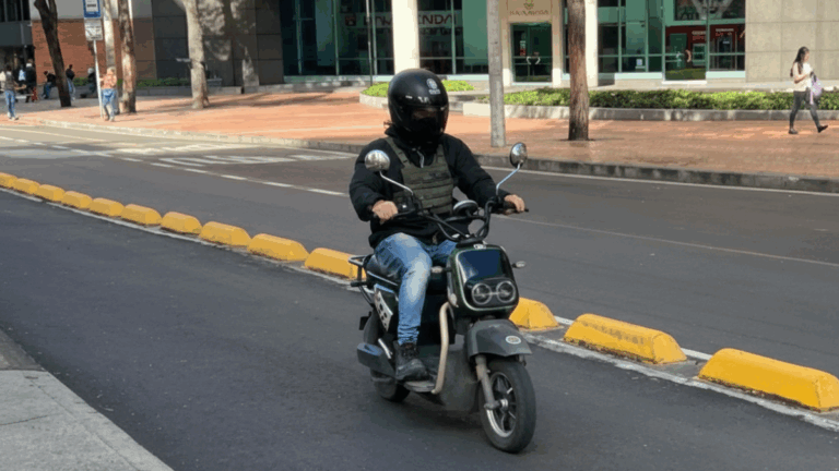 Las motos eléctricas en Colombia están abusando de un vacío legal que, entre otras cosas, les permite andar en la ciclovía.