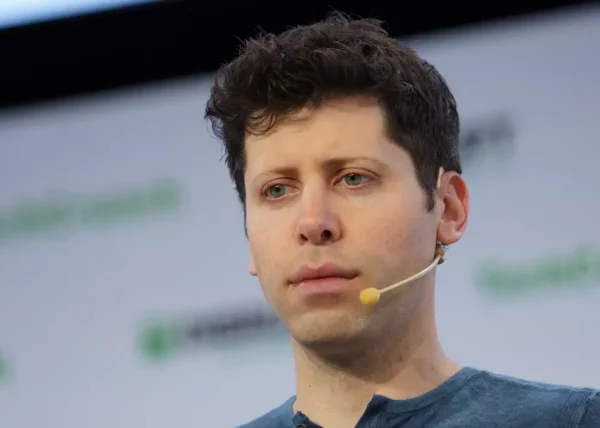 Sam Altman ha desperado un fuerte debate después de defender el alto consumo de energía de la IA: criar a un ser humano consume más recursos.