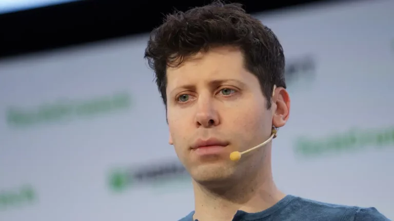 Sam Altman ha desperado un fuerte debate después de defender el alto consumo de energía de la IA: criar a un ser humano consume más recursos.