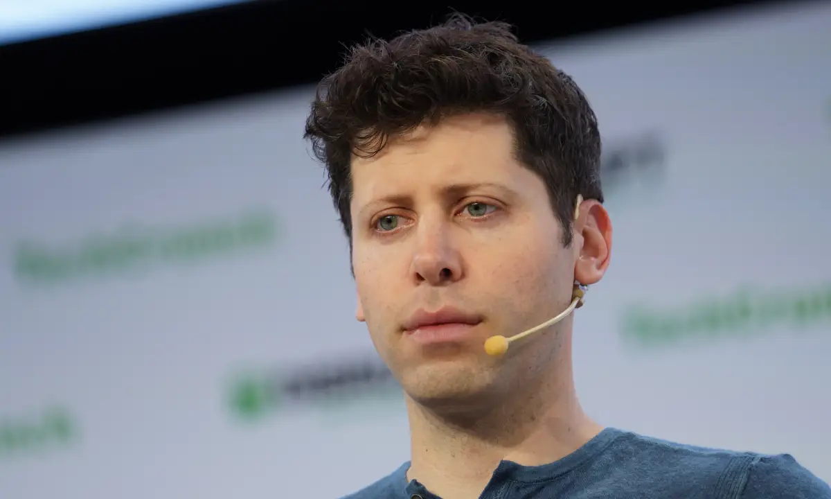 “Criar a un humano gasta más recursos”: El nuevo argumento de Sam Altman para defender la IA