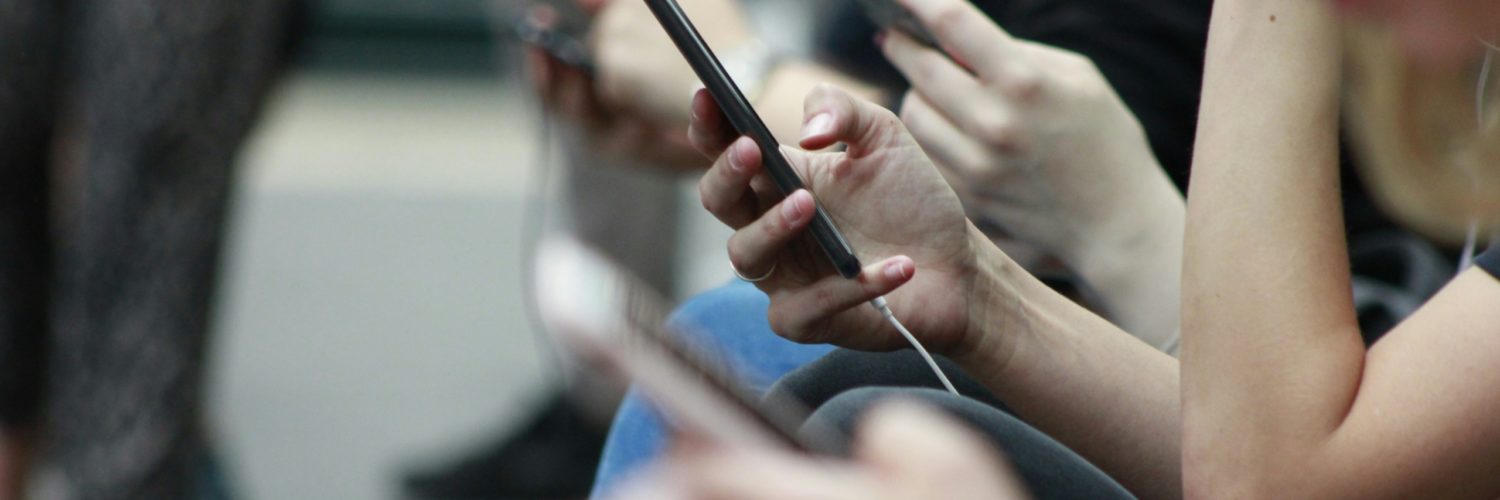 Personas aplicando el scroll infinito.