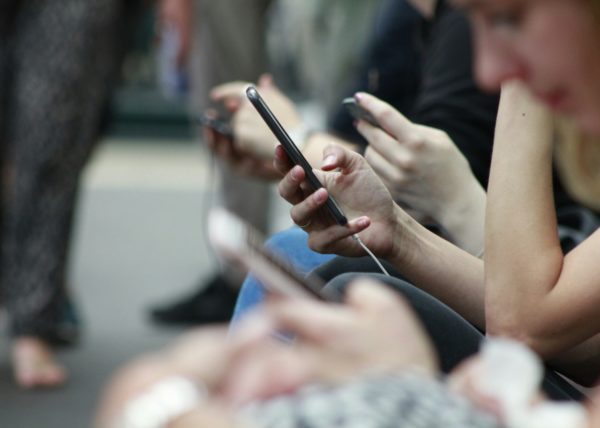 Personas aplicando el scroll infinito.