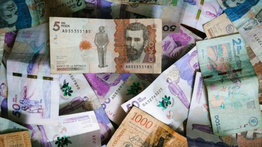 El gobierno ya tiene lista su nueva propuesta para Salario mínimo Colombia en 2026 y no cederá a bajar el 23% propuesto.