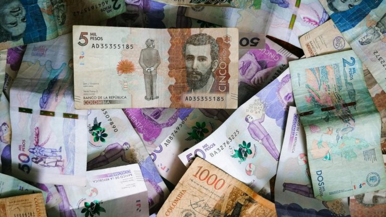 El gobierno ya tiene lista su nueva propuesta para Salario mínimo Colombia en 2026 y no cederá a bajar el 23% propuesto.