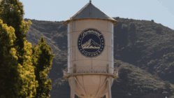 De acuerdo con fuentes la compra de Warner Bros se consolidó por cerca de 110 millones de dólares.