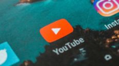 El truco para ver YouTube con la pantalla apagada oficialmente está muerto en 2026