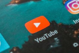 El truco para ver YouTube con la pantalla apagada oficialmente está muerto en 2026