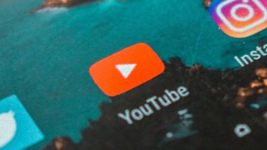El truco para ver YouTube con la pantalla apagada oficialmente está muerto en 2026