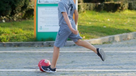 Una ley en españa pretende prohibir el fútbol en los colegios asegurando que excluye a los niñas.
