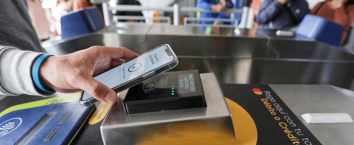 ransMilenio con el celular en Bogotá