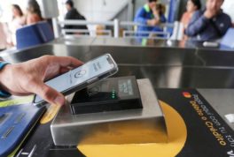 ransMilenio con el celular en Bogotá