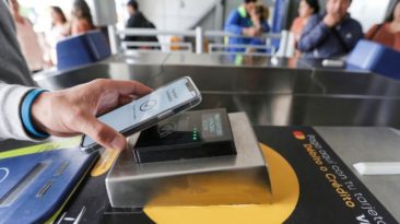 ransMilenio con el celular en Bogotá