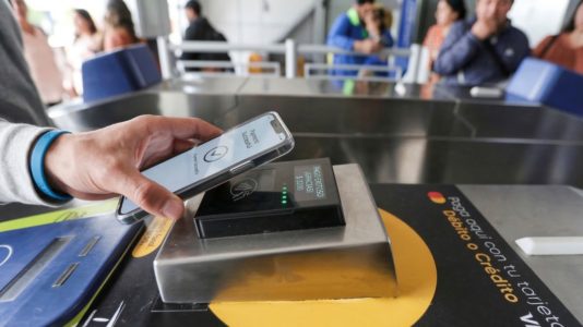 ransMilenio con el celular en Bogotá