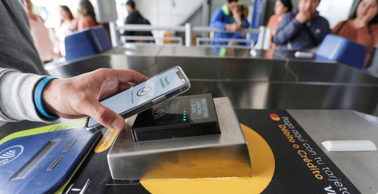 ¿Cómo pagar el pasaje de TransMilenio con el celular o reloj inteligente en los torniquetes?