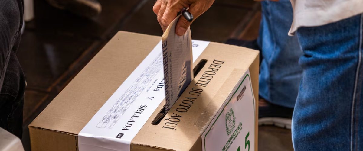 ¿Quiénes tienen permitido usar su celular en puesto de votación durante las elecciones?