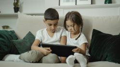 Una recomendación del Reino Unido ha abierto de nuevo el debate sobre el tiempo frente a una pantalla  que  deberían imponerse a un niño menor de cinco años. 