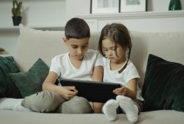 Una recomendación del Reino Unido ha abierto de nuevo el debate sobre el tiempo frente a una pantalla  que  deberían imponerse a un niño menor de cinco años. 