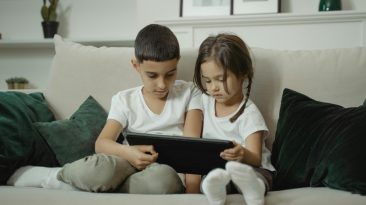 Una recomendación del Reino Unido ha abierto de nuevo el debate sobre el tiempo frente a una pantalla  que  deberían imponerse a un niño menor de cinco años. 