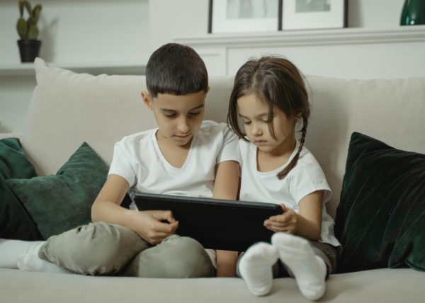 Una recomendación del Reino Unido ha abierto de nuevo el debate sobre el tiempo frente a una pantalla  que  deberían imponerse a un niño menor de cinco años. 