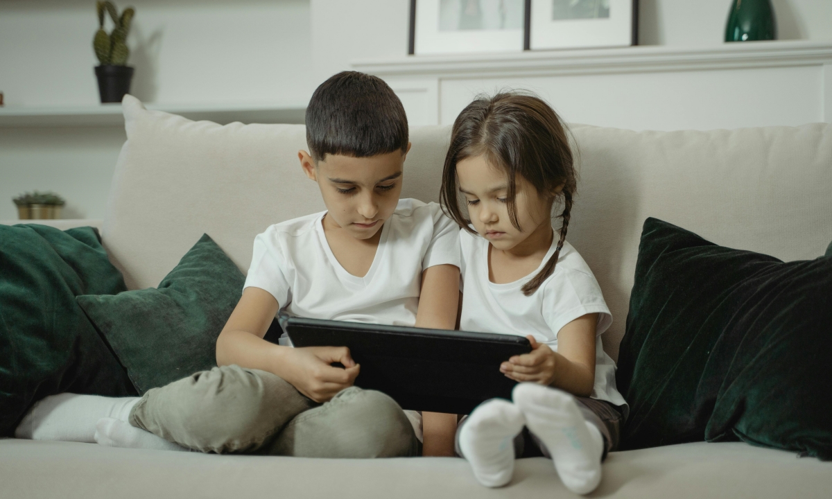 Menos de una 1 hora al día: este es el tiempo en pantalla que deberían tener los niños